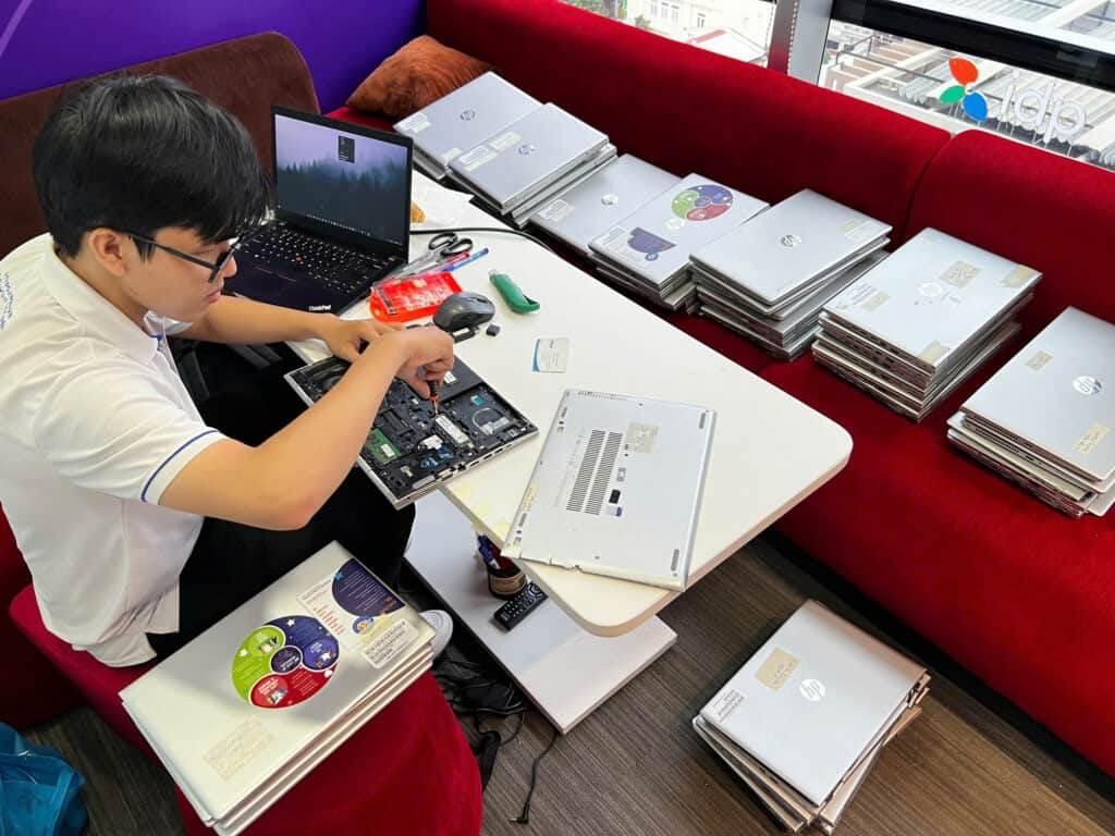IT Helpdesk PECO đang bảo trì laptop